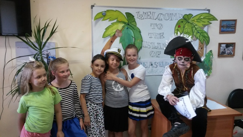 Девочки-морячки и пират
